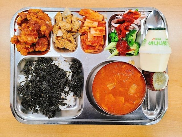 Ovo je tipični školski ručak u Južnoj Koreji