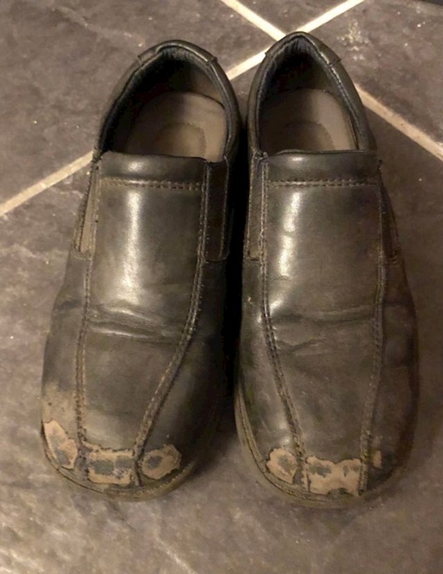 Nakon tjedan dana sinove cipele izgledaju kao da su ih tri generacije nosile