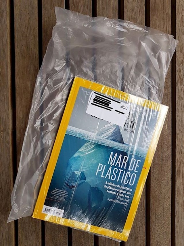 Časopis koji je pisao o štetnosti plastike bio je omotan u plastici.