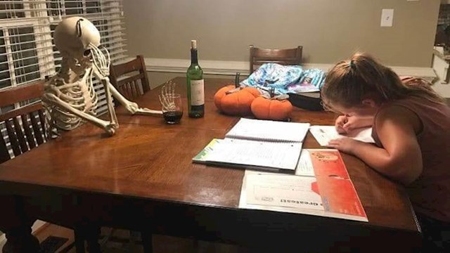 točan prikaz svakog roditelja dok čeka da dijete završi domaću zadaću
