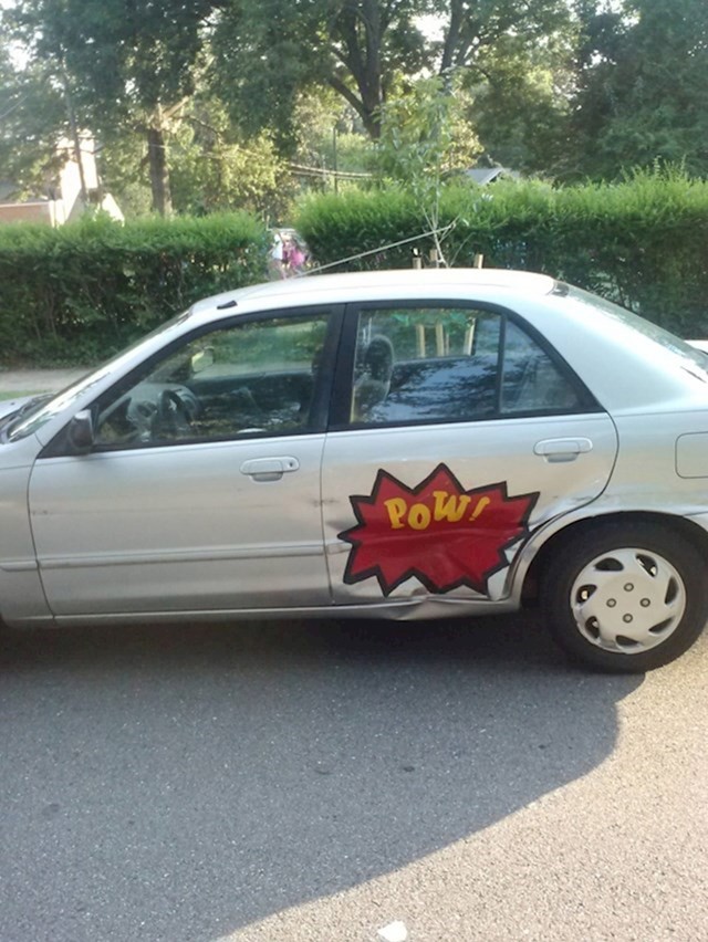 Netko mu je udario auto pa je smislio kreativno rješenje...