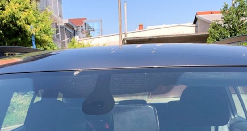 Tip očito ima problema s mirisima u autu, morate vidjeti što je iskoristio kao osvježivač zraka