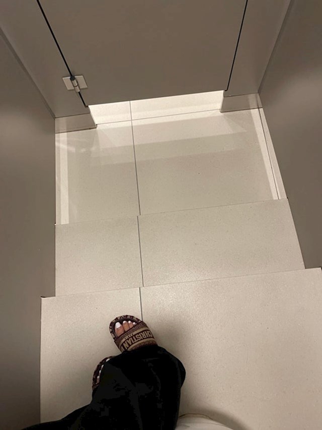 Dakle u WC kabini su visoko stepenice i naravno da sam pala preko njih