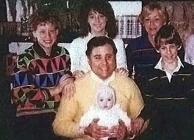 Ovo je John Edward Robinson (u žutom džemperu)