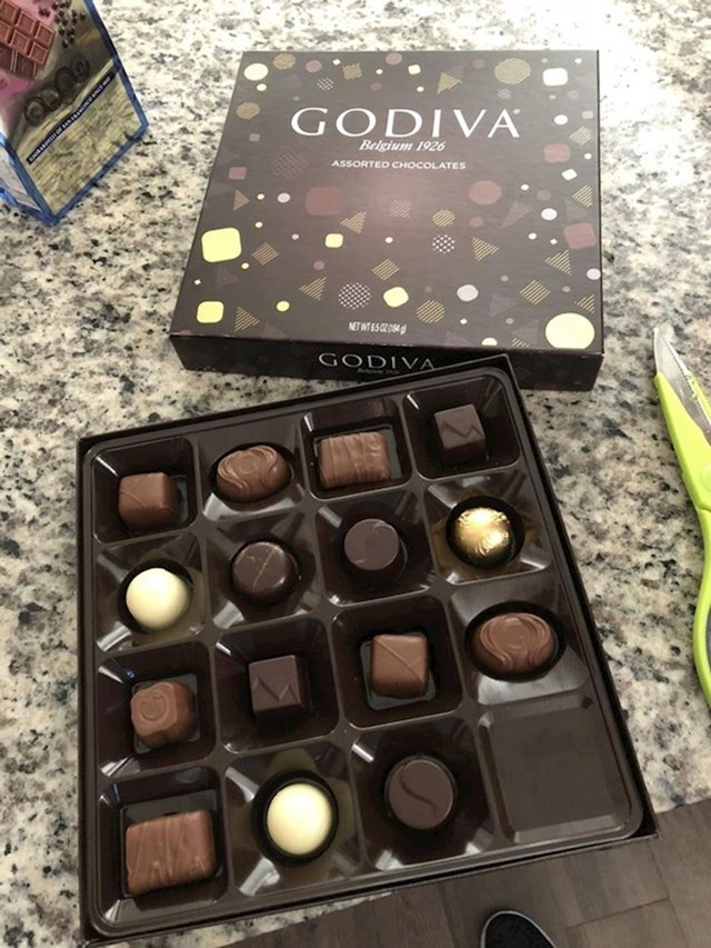 Pa zar stvarno nisu mogli staviti još jednu pralinu unutra?1