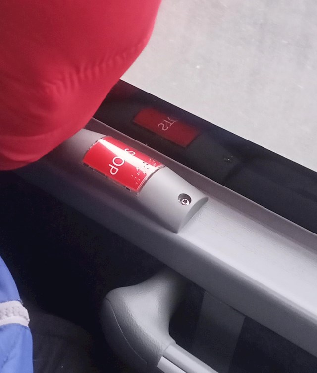 U ovom autobusu su stavili stop dugme točno gdje naslanjamo ruku
