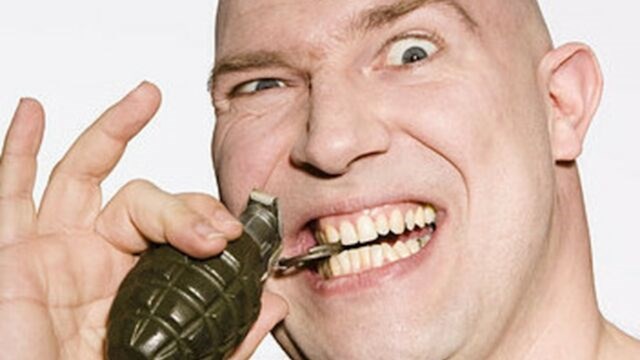 Da se osigurač ručne granate može izvući zubima, prije bi bilo da će vam osigurač izvući zube