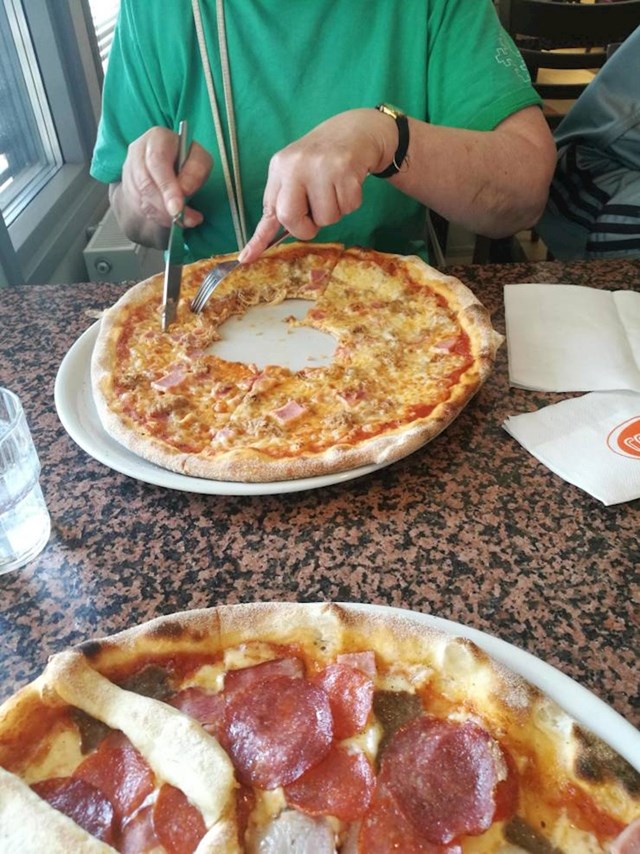 7. Moja baka ovako jede pizzu 🤦♀️