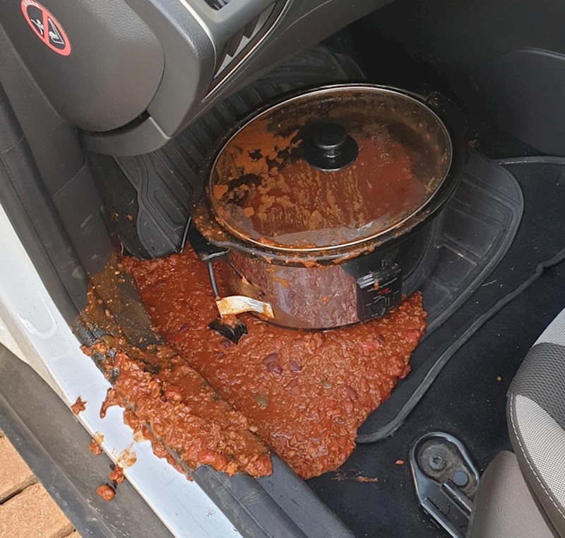 Rođendanski čili je uništen, a isto bi se moglo reći i za moj auto