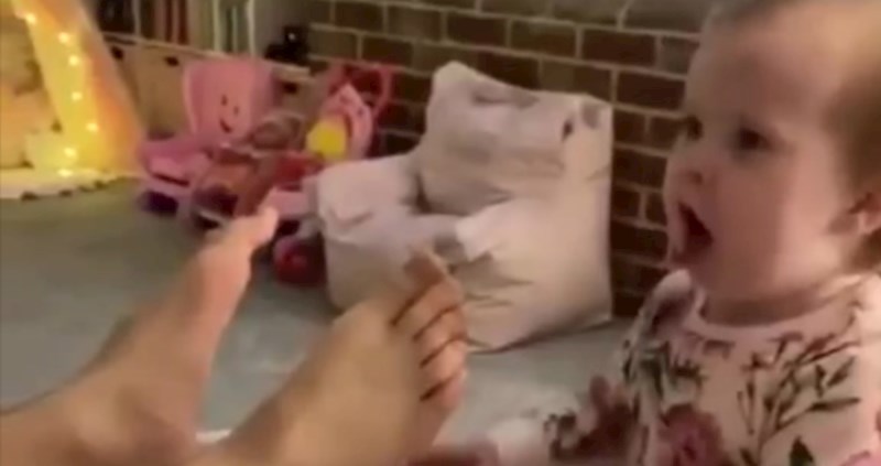 Dao je bebi da mu pomiriše noge, morate vidjeti tu reakciju