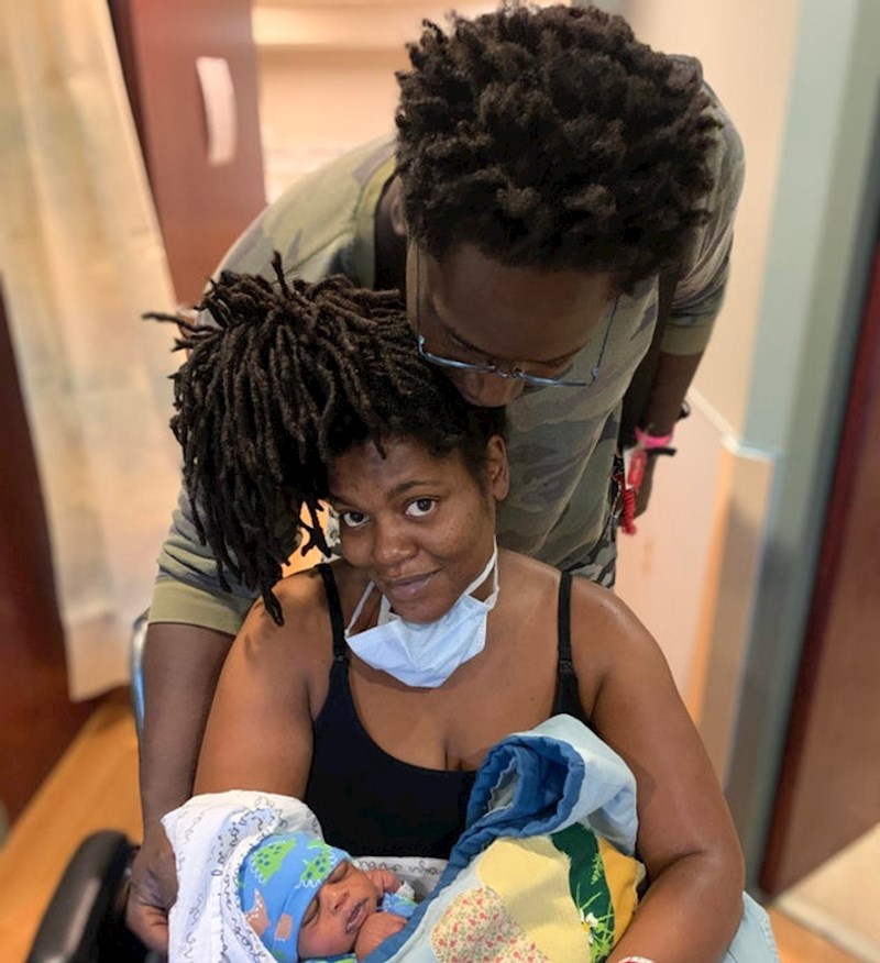 Moja supruga drži našeg sina zamotanog u dekicu u kojoj sam i ja došao kući iz rodilišta