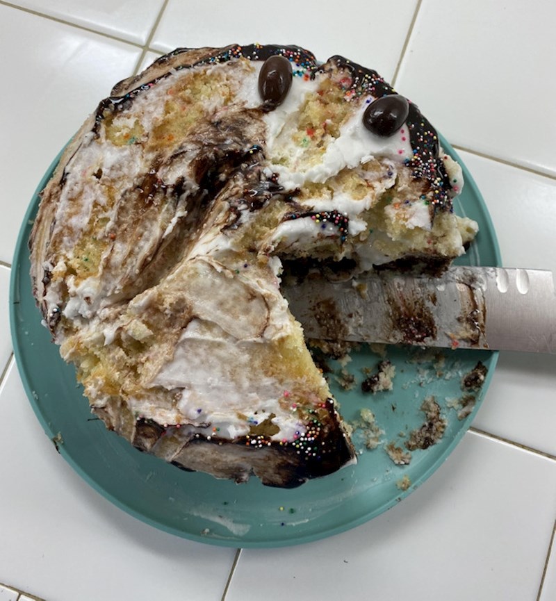 Napravila sam tortu za brata, a naša šestogodišnja sestra je skinula cijelu glazuru prstima i pojela dok nismo gledali