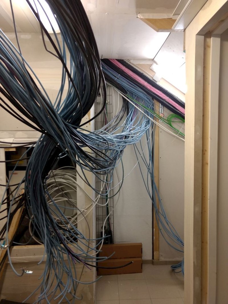 Jedan od ovih kabela je u kvaru, ali ne znamo koji