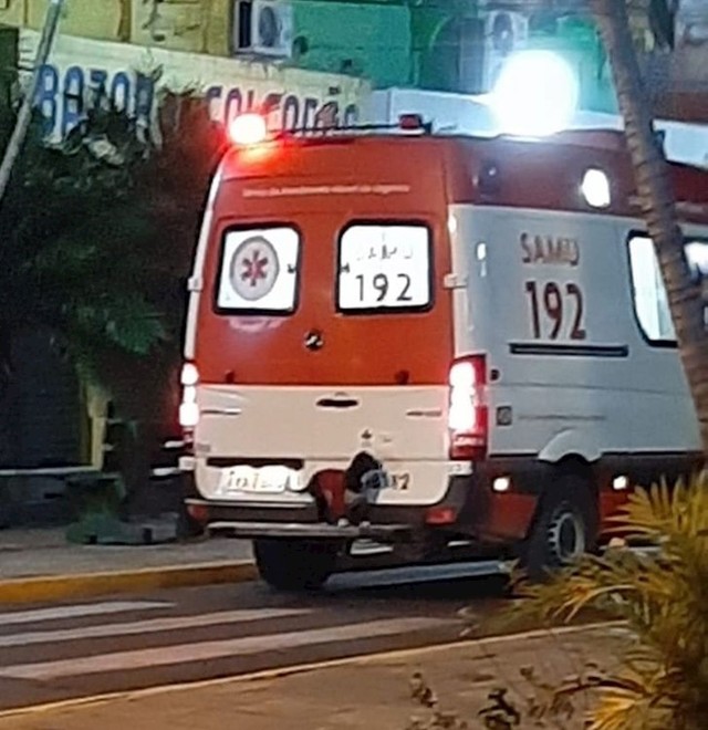 Pas je skočio na branik automobila hitne pomoći koji je njegovog vlasnika odvezao u bolnicu.