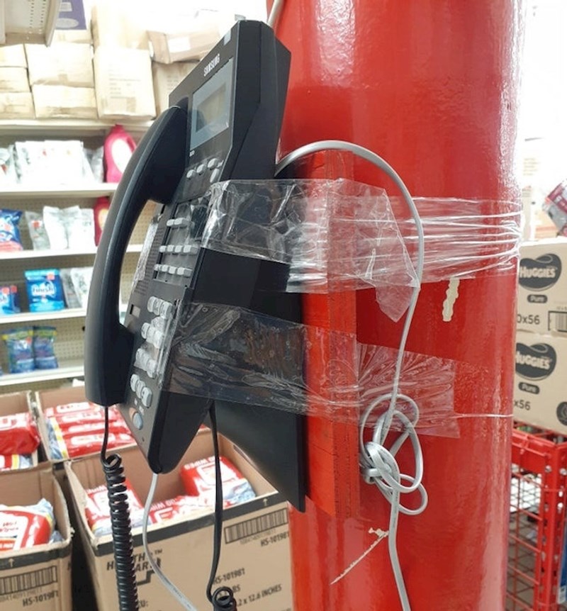 "Šefe, montirao sam telefon na stup, kako ste mi rekli"