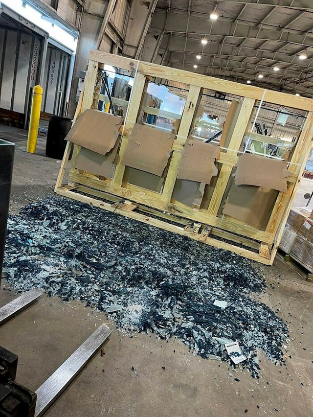 Prvi dan posla i razbio stakla u vrijednosti 40000$