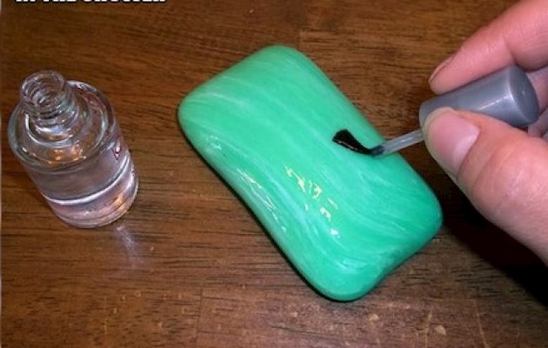 Premažite sapun bezbojnim lakom za nokte i gledajte kako pokušavaju oprati ruke