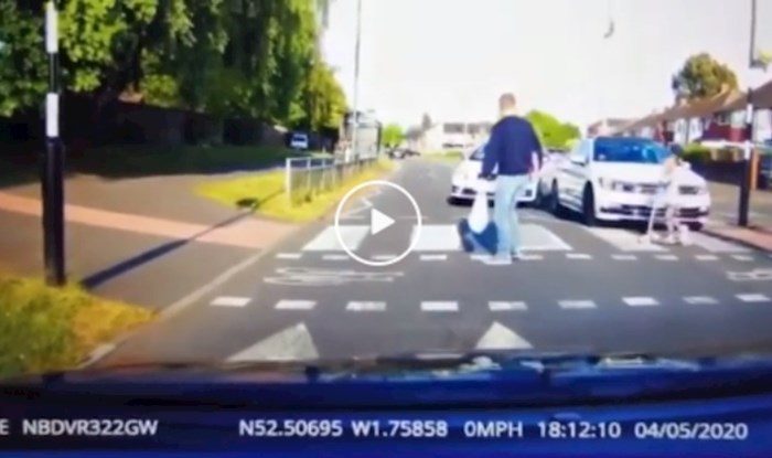 VIDEO Nestrpljivi idiot skoro pregazio djecu na pješačkom, otac ih spasio