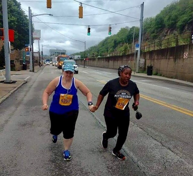 Dvije žene drže se za ruke na maratonu u Pittsburghu i ne daju jedna drugoj da odustanu