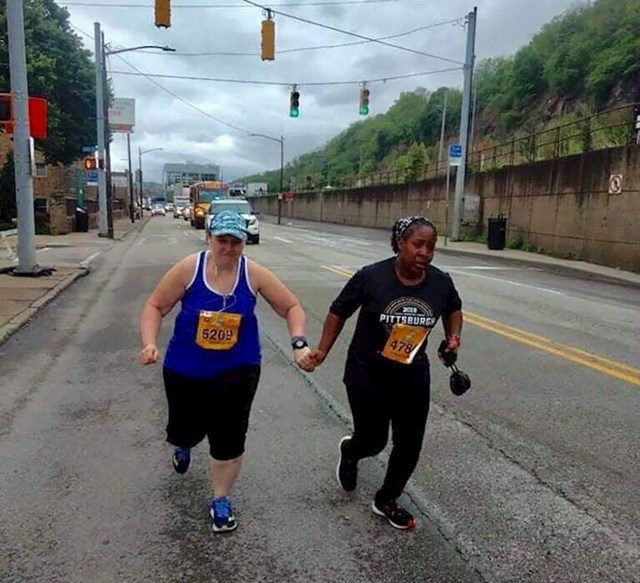 Dvije žene drže se za ruke na maratonu u Pittsburghu i ne daju jedna drugoj da odustanu