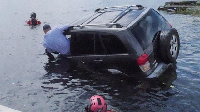 Ako upadnete s autom u vodu - što prije otvorite vrata ili prozor. Kad auto potone, to više nećete moći