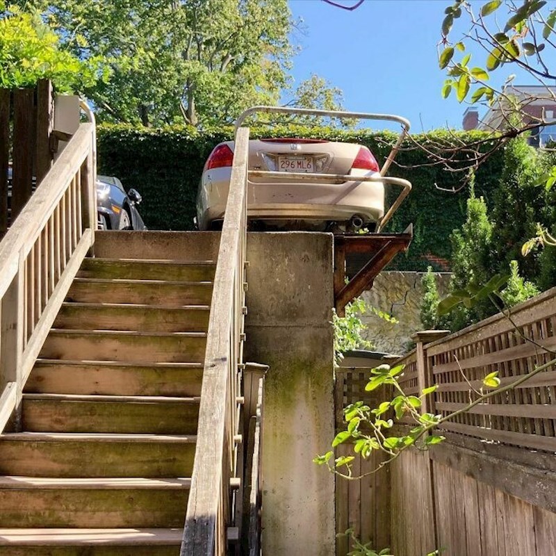 KAd ti malo nedostaje za parkirati dva auta pa se snađeš