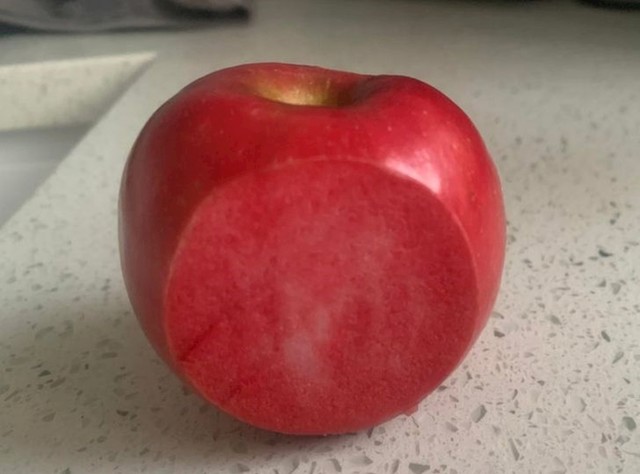 Jabuka koja je i iznutra crvena
