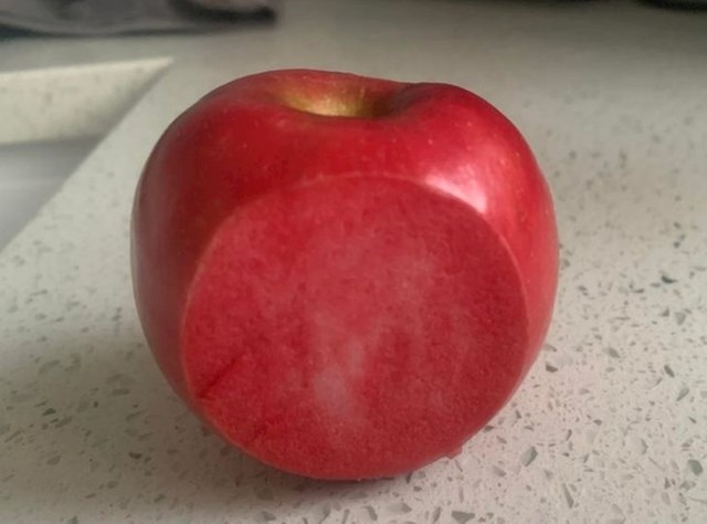 Jabuka koja je i iznutra crvena