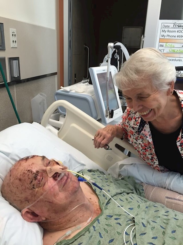 Moji djed i baka nakon što je djed završio u bolnici kad je gurnuo baku s puta da je ne pokupi jureći kombi i tako je on nastradao