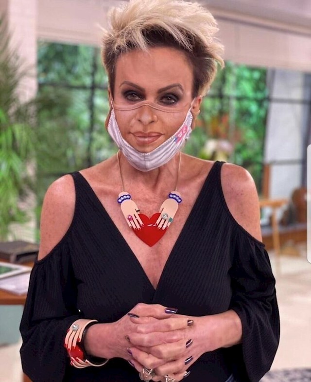 Maska, ogrlica... ali ni frizura joj nije za pohvalu