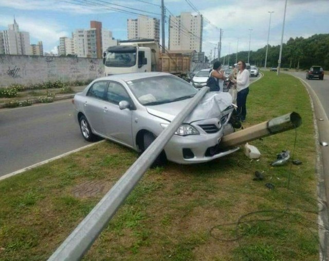 Auto izgleda kao da puši cigaretu i fotka se selfie štapom
