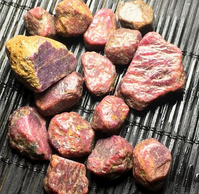 Kamenje koje izgleda kao meso bačeno na grill