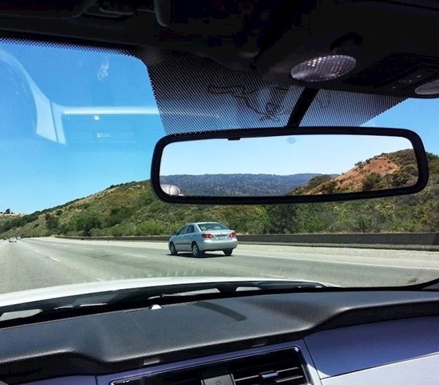 Scena u retrovizoru savršeno se slaže s krajolikom ispred automobila
