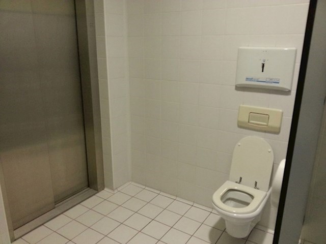 WC kraj lifta?!