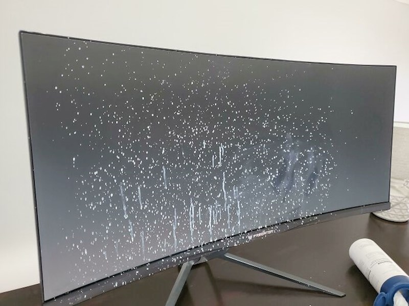 Bojao je strop i kantu s bojom držao ispred novog ekrana