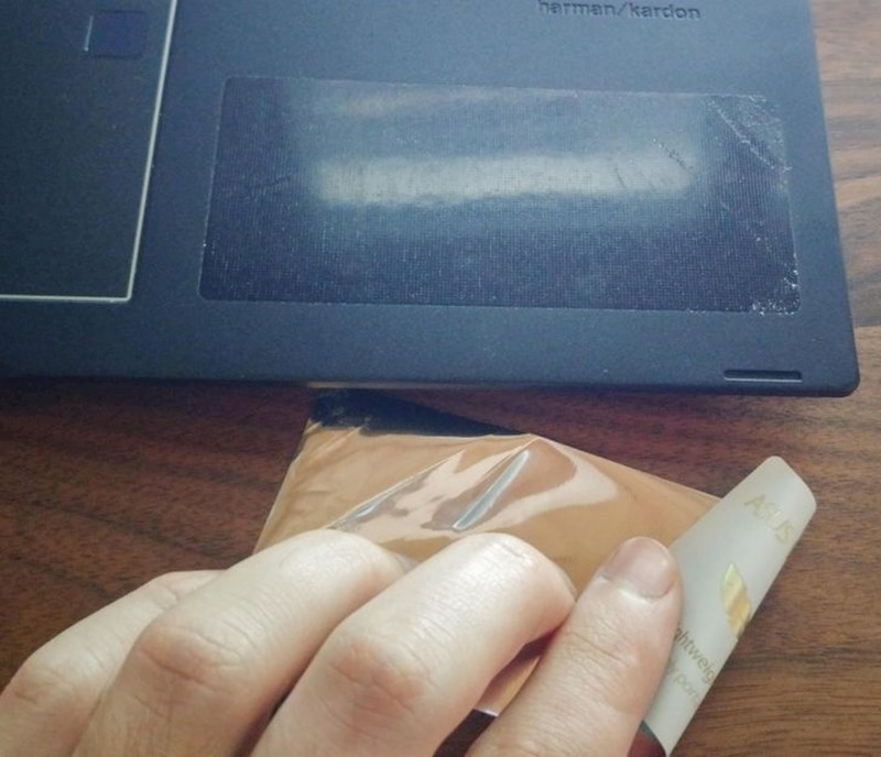 Kad skineš sticker ljepilo ostane na laptopu