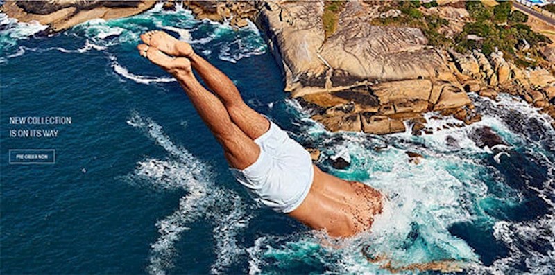 Je li ovo čovjek div ili su ovo sičušne stijene i kako je prošao s ovim skokom?