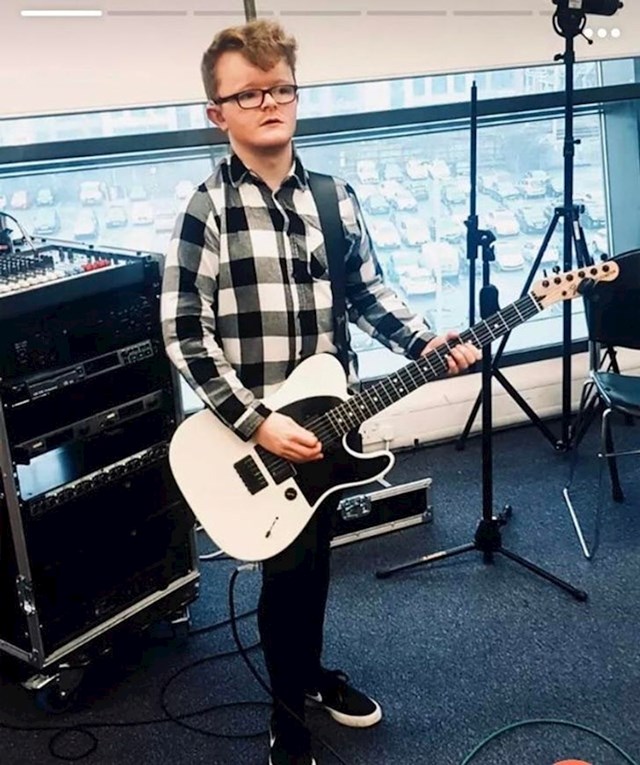 13-godišnjak koji uči svirati gitaru ili 35-godišnji propali roker?
