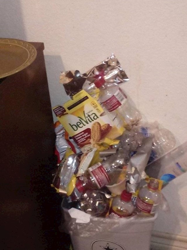 Kanta za smeće u sobi mog brata