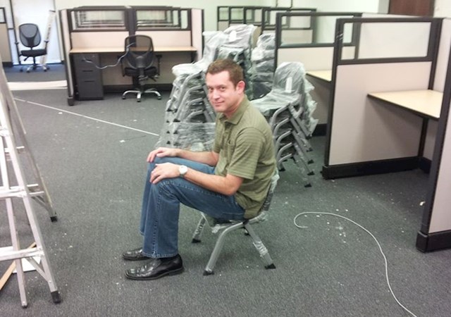 Šef je naručio stolice za cijelu ekipu, ispada da su bile stolice za vrtić
