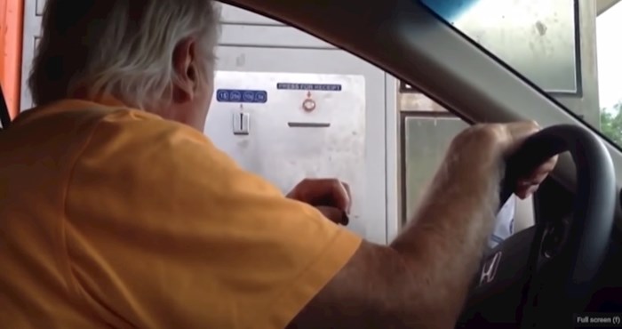 Morate vidjeti video djeda koji pokušava izaći s parkinga, ali mu aparat ne prihvaća kovanicu