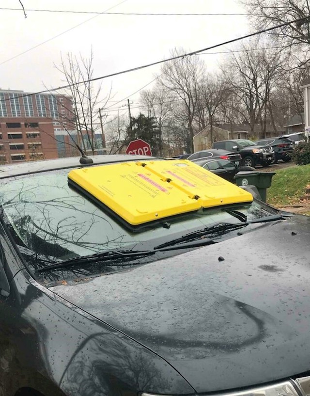 Umjesto lokota na gumama u SAD-u se ovo koristi za blokadu krivo parkiranog automobila