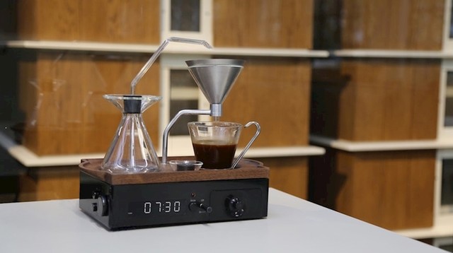 Sat koji automatski kuha kavu čim krene alarm