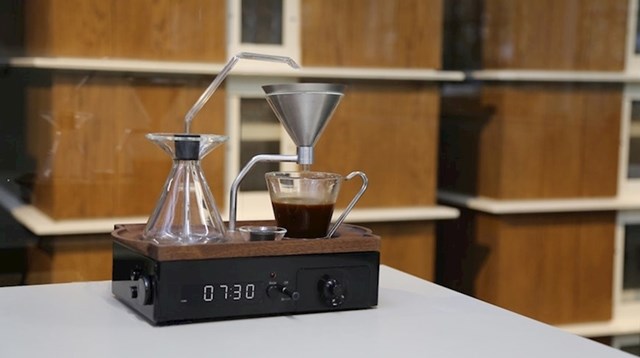 Sat koji automatski kuha kavu čim krene alarm