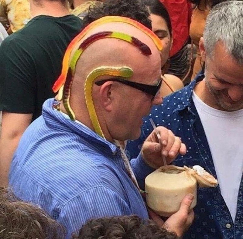 Kad si ćelav, a želiš afro onda se poslužiš gumenim bombonima