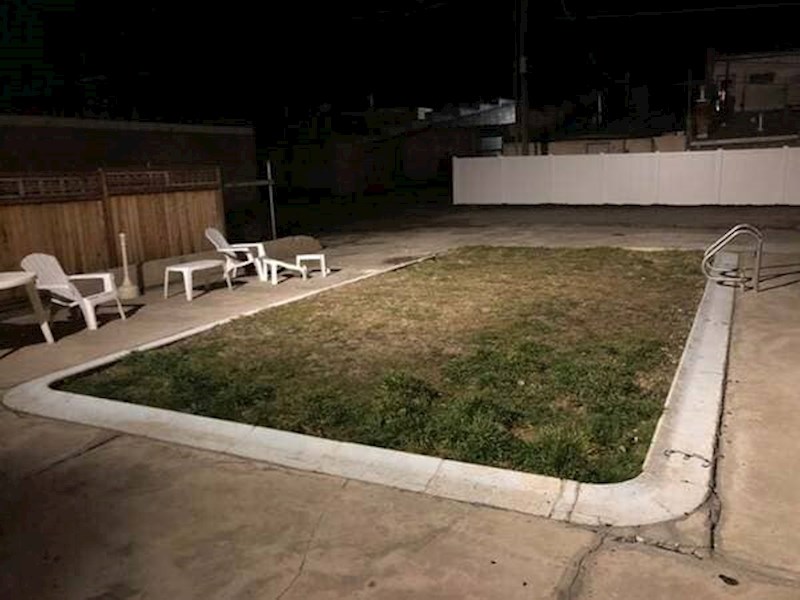 Pisalo je da apartman ima bazen. Nije pisalo da je u njemu zemlja