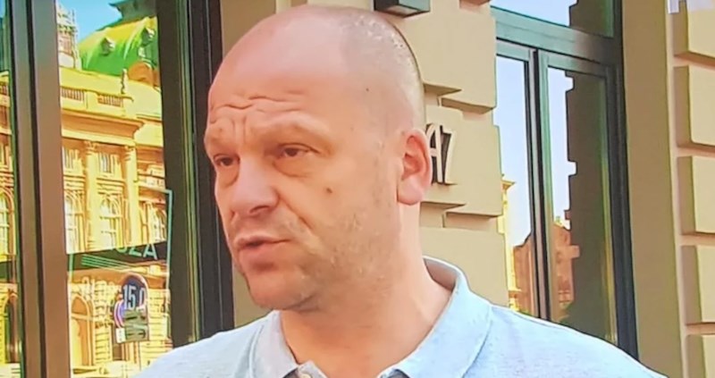 Tip je davao izjavu za HRT, svu pozornost je ukrao detalj na njegovoj majici