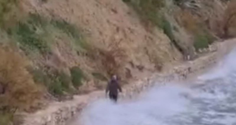 Luda snimka iz Splita za kraj godine: Nevjerojatno gdje se ovaj tip odlučio prošetati po nevremenu