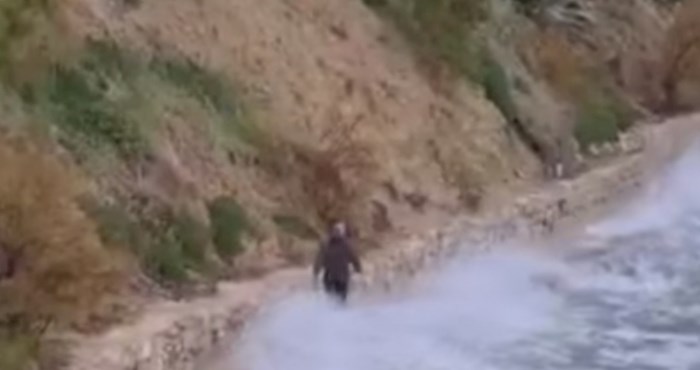 Luda snimka iz Splita za kraj godine: Nevjerojatno gdje se ovaj tip odlučio prošetati po nevremenu