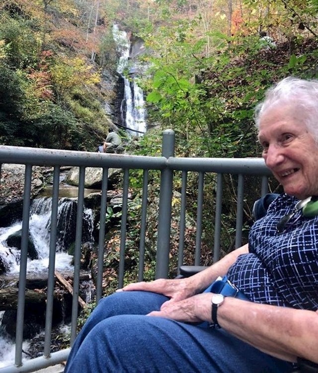 Nije bilo lako popeti se, ali naša 93godišnja mama je vidjela svoj prvi vodopad u životu